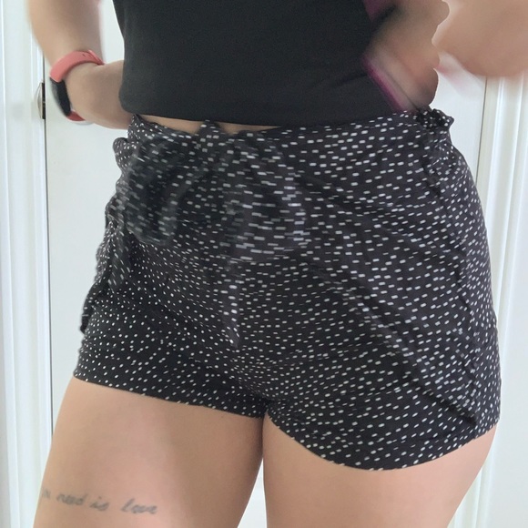 Kendall & Kylie Jenner shorts collection - Picture 2 of 2